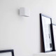 Lampada da parete con struttura ovale in alluminio dalle linee moderne