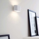 Lampada da parete con struttura ovale in alluminio dalle linee moderne