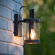 Lampada da parete per esterno con struttura in metallo e diffusore in vetro