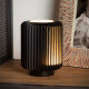 Lampada da tavolo a LED con struttura in alluminio dalle linee moderne