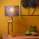 Lampada da tavolo con base a forma di giraffa in PVC e paralume in cotone