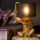 Lampada da tavolo con base a forma di scimmietta in PVC dal design moderno