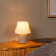 Lampada da tavolo con base in ceramica e diffusore in lino