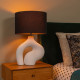 Lampada da tavolo con base in ceramica e paralume in tessuto