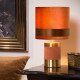 Lampada da tavolo con base in metallo e paralume in cotone dal design moderno