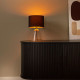 Lampada da tavolo con base in vetro e diffusore in tessuto