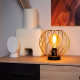 Lampada da tavolo con diffusore in metallo dal design moderno