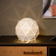 Lampada da tavolo con diffusore rotondo in metallo dal design moderno