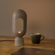 Lampada da tavolo con struttura e diffusore in acciaio dal design moderno
