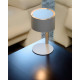 Lampada da tavolo con struttura e paralume in metallo dal design moderno