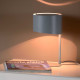 Lampada da tavolo con struttura e paralume in metallo dal design moderno