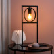 Lampada da tavolo con struttura in metallo dal design moderno ed elegante