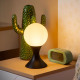 Lampada da tavolo con struttura in metallo e diffusore in vetro opalino