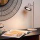Lampada da tavolo dal design moderno interamente in acciaio