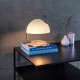 Lampada da tavolo di design con struttura in metallo e diffusore in vetro