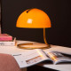 Lampada da tavolo di design con struttura in metallo e diffusore in vetro