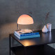 Lampada da tavolo di design con struttura in metallo e diffusore in vetro