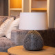 Lampada da tavolo moderna con base in rattan e diffusore in tessuto