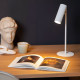Lampada da tavolo moderna con struttura in alluminio e diffusore orientabile