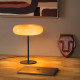Lampada da tavolo moderna con struttura in metallo e diffusore in vetro