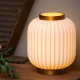 Lampada da tavolo piccola con struttura in metallo e diffusore in porcellana