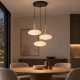 Lampadario rotondo in metallo con 3 diffusori pendenti in vetro opalino