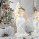 Angioletto con piume e abete e LED con decorazioni natalizie