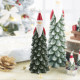 Candela a forma di albero di natale con santa claus