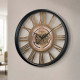 Orologio da parete in legno con ingranaggi a vista e numeri romani
