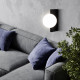 Applique da parete elegante con struttura in metallo e paralume in vetro