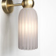 Applique da parete in metallo e doppio diffusore in vetro dal design elegante