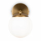 Lampada a muro dal design moderno con diffusore in vetro opalino