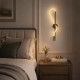 Lampada da parete a LED con struttura in metallo dal design moderno