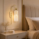 Lampada da parete con singolo diffusore in vetro dalle linee moderne