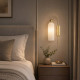 Lampada da parete con singolo diffusore in vetro dalle linee moderne