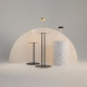Lampada da tavolo in metallo dal design moderno con diffusore a LED