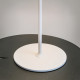 Lampada da tavolo in metallo dal design moderno con diffusore a LED