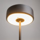 Lampada da tavolo in metallo dal design moderno con diffusore a LED
