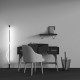 Lampada da terra a LED con struttura in metallo dal design moderno