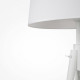 Lampada da terra con struttura in metallo e piedi in legno verniciato