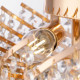 Lampadario classico con pendenti in cristallo e struttura in metallo