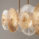 Lampadario moderno con struttura dorata e diffusori in vetro