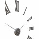 Orologio da parete in legno con numeri romani dal design moderno