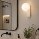 Applique da parete a led con struttura in metallo e diffusore a boccia di vetro