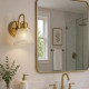 Applique moderna per bagno con struttura in acciaio e diffusore in vetro