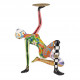 Scultura da tavolo con acrobata dal design eclettico in marmorino