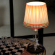 Abatjour da comodino in plexiglass con lampadina a LED di design Foulard