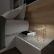 Lampada da tavolo a led struttura in plexiglas dal design moderno ed elegante