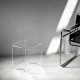 Sgabello basso in plexiglass dal design moderno ed elegante