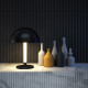 Lampada da tavolo a LED con struttura dalle linee moderne e diffusore in metallo
